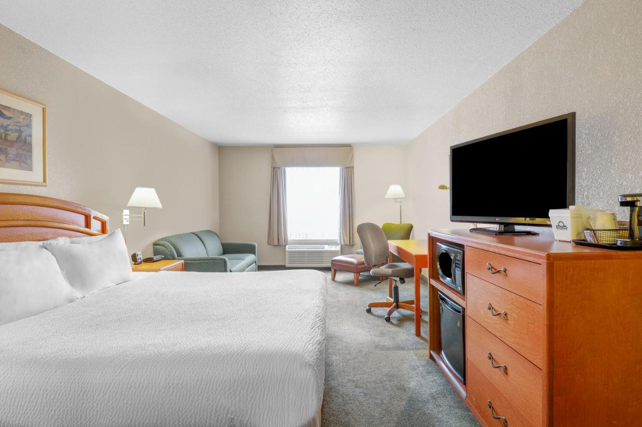 Days Inn By Wyndham Red Deer Zewnętrze zdjęcie