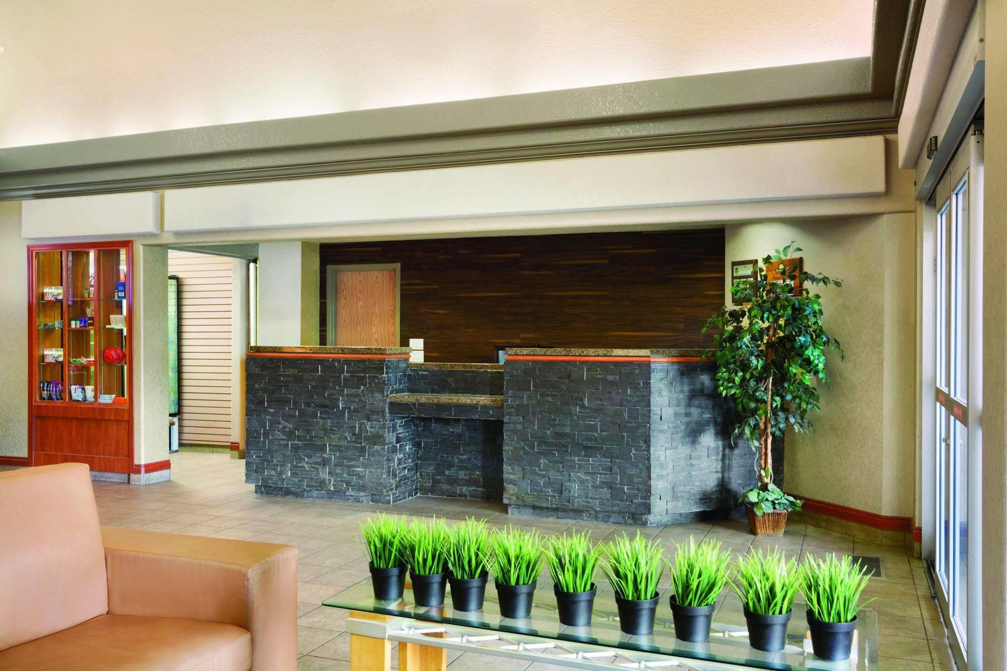Days Inn By Wyndham Red Deer Zewnętrze zdjęcie
